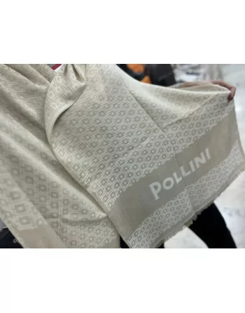Dettaglio morbidezza Sciarpa Pollini donna viscosa Made Italy. Calda e avvolgente.