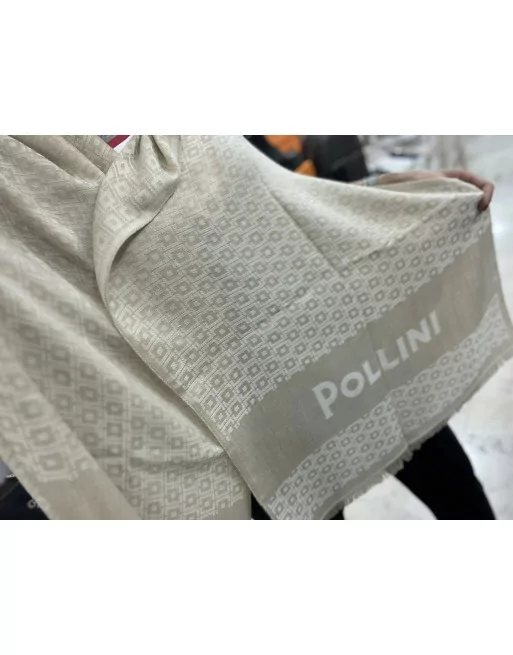Dettaglio morbidezza Sciarpa Pollini donna viscosa Made Italy. Calda e avvolgente.