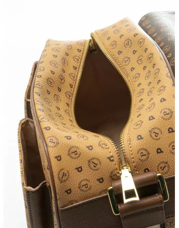 Borsa Pollini Heritage indossata donna look elegante quotidiano